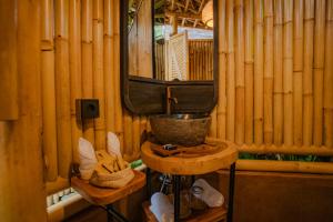 Et tv og/eller underholdning på Atamendra Bali Resort at Sidemen