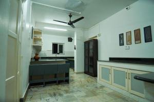 Μια τηλεόραση ή/και κέντρο ψυχαγωγίας στο Private Pool Villa in Thodupuzha- Heliconia Inn