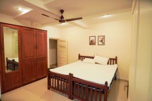 Ένα ή περισσότερα κρεβάτια σε δωμάτιο στο Private Pool Villa in Thodupuzha- Heliconia Inn +65 φωτογραφίες