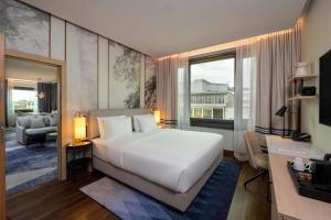 Giường trong phòng chung tại DoubleTree by Hilton Berlin Ku'damm +88 ảnh