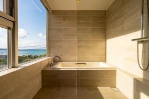 Koupelna v ubytování Emerald Ocean Villa + 40 fotografií