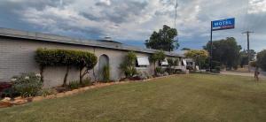 ナラブライにあるKaputar Motelの目の前に看板が出ている建物