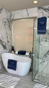 صورة لـ Modern 6BR Luxury Villa - Theater, Games, Peloton & EV في ماككيني