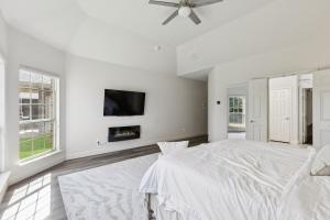 صورة لـ Modern 6BR Luxury Villa - Theater, Games, Peloton & EV في ماككيني