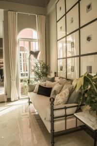 Casa Margarita Khao Yai في Nong Nam Daeng: غرفة معيشة مع أريكة ونافذة