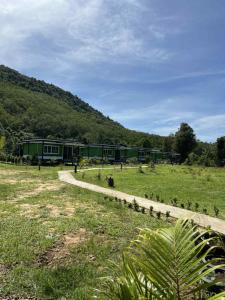 un edificio verde en medio de un campo en Greenview Room and Restaurant,  8 fotos más