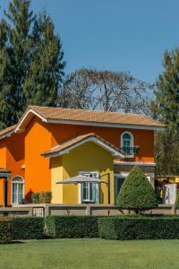 Casa Margarita Khao Yai في Nong Nam Daeng: منزل فيه برتقال وأصفر