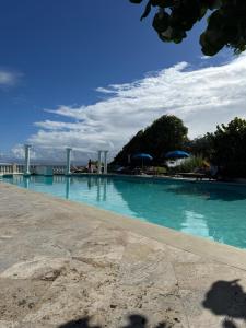 Hồ bơi trong/gần Crane Beach Newley Built Condo Steps From Beach