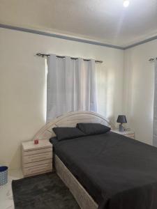 Giường trong phòng chung tại Crane Beach Newley Built Condo Steps From Beach +6 ảnh