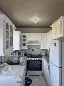 Nhà bếp/bếp nhỏ tại Crane Beach Newley Built Condo Steps From Beach