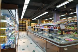 Un supermarket sau alte magazine de la sau din apropiere de acest apartament