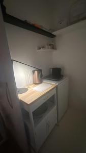 een wit bureau met een lamp erop bij Sibejdo 3&4 in Varaždin