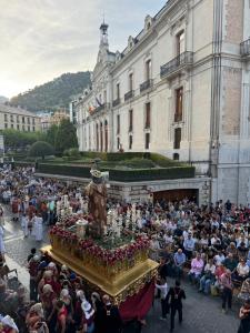 a large crowd of people watching a float in a parade at Hurtado Siete in Jaén