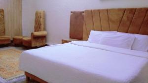 En eller flere senge i et værelse på Overseas Lodges