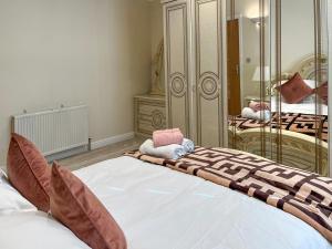 Royal Border Retreat في بيرويك أبون تويد: غرفة نوم بها سرير ومرآة كبيرة