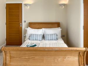 Royal Border Retreat في بيرويك أبون تويد: غرفة نوم بها سرير ووسادتين +8 صور