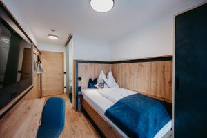 Una cama o camas en una habitación de Hotel Brückenwirt Superior 53 fotos más