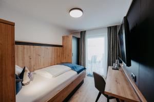 Una televisión o centro de entretenimiento en Hotel Brückenwirt Superior