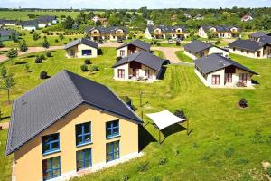 Holiday home in Markkleeberg near a lake في مارك كليبرغ: نموذج منزل على ارض خضراء