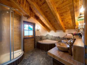 a bathroom with two sinks and a tub and a shower at Chalet Steinbock, St Martin am Tennengebirge in Sankt Martin am Tennengebirge