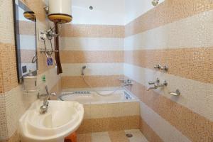 a bathroom with a sink and a bath tub at Guler House in Jāmb +8 photos