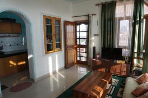 a living room with a couch and a coffee table at Guler House in Jāmb