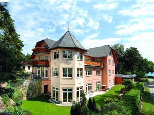Seepark Heidenholz, Plau am See في بلاو ام سي: منزل كبير بسقف أسود