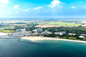 an aerial view of a beach and the ocean at Ferienhaus im Ostseeresort Dampland in perfekter Lage in Damp