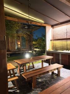 un tavolo da picnic in legno su un patio di San Kue Village - Chiang Mai Pool Villas a Chiang Mai