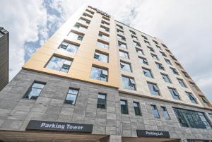 Un edificio alto con las palabras torre de estacionamiento en Hotel Fox Arthall, en Daegu