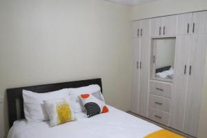 Postel nebo postele na pokoji v ubytování Gratia Pad Nanyuki + 2 fotografie