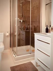 Casa en el Valle del Tietar CR-AV-01516 في Fresnedillas: حمام مع دش وباب زجاجي +33 صورة