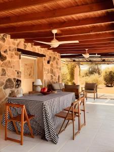 Casa en el Valle del Tietar CR-AV-01516 في Fresnedillas: فناء مع طاولة وكراسي وسقف