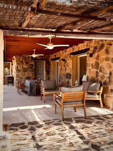 Casa en el Valle del Tietar CR-AV-01516 في Fresnedillas: فناء خارجي ذو جدران حجرية وأثاث خشبي