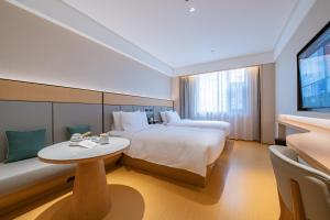 Giường trong phòng chung tại JI Hotel Chengdu 339 TV Tower Center