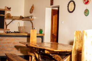 una mesa de madera en una cocina con encimera en Teryet Safari Lodge, en Kapchorwa