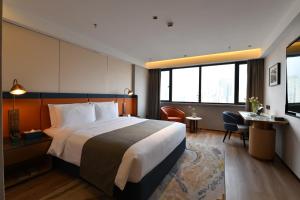 Ένα ή περισσότερα κρεβάτια σε δωμάτιο στο Hangzhou West Lake Wulin Square Roundabout International Hotel