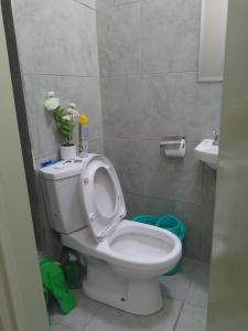 Et badeværelse på Be Happy Homes Tsavo Fedha 522 + 7 billeder