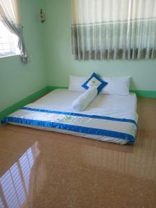 ein Bett in der Ecke eines Zimmers in der Unterkunft Như Ba Farmstay in Kon Rung (1)