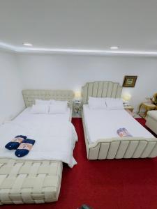 zwei Betten nebeneinander in einem Zimmer in der Unterkunft modern private studio reteat , al manhal-7 in Abu Dhabi