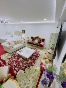 ein Wohnzimmer mit Sofa und Tisch in der Unterkunft modern private studio reteat , al manhal-7 in Abu Dhabi