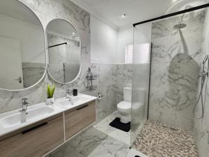 Koupelna v ubytování 55 Albatross Guesthouse + 31 fotografií