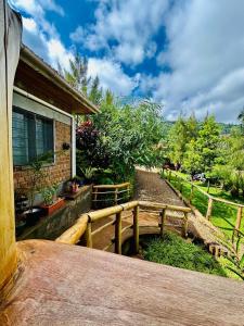 un banco de madera sentado junto a una casa en Teryet Safari Lodge, en Kapchorwa