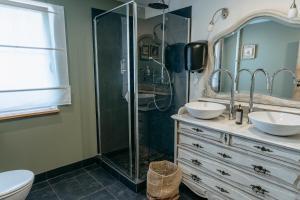 a bathroom with two sinks and a shower at Słoneczny dom nad Jeziorem Bystrzyckim in Zagórze Śląskie +32 photos