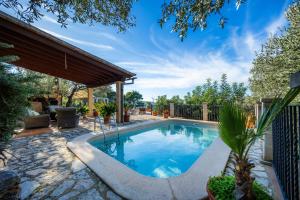 una piscina nel cortile di una casa di Finca Rural Es Pujol a Sóller