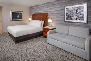 Postel nebo postele na pokoji v ubytování Hilton Washington DC/Rockville Hotel & Executive Meeting Center + 65 fotografií