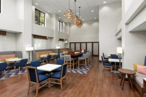 En restaurant eller et andet spisested på Hampton Inn & Suites Arroyo Grande