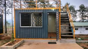 une maison en construction avec une porte et un escalier dans l'établissement Rr resort, à Araku 9 autres photos