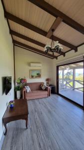 カラブルンにあるayı balığı koyuのソファとテーブルのあるリビングルーム