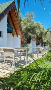 カラブルンにあるayı balığı koyuの建物の前にパティオ(テーブル、椅子付)